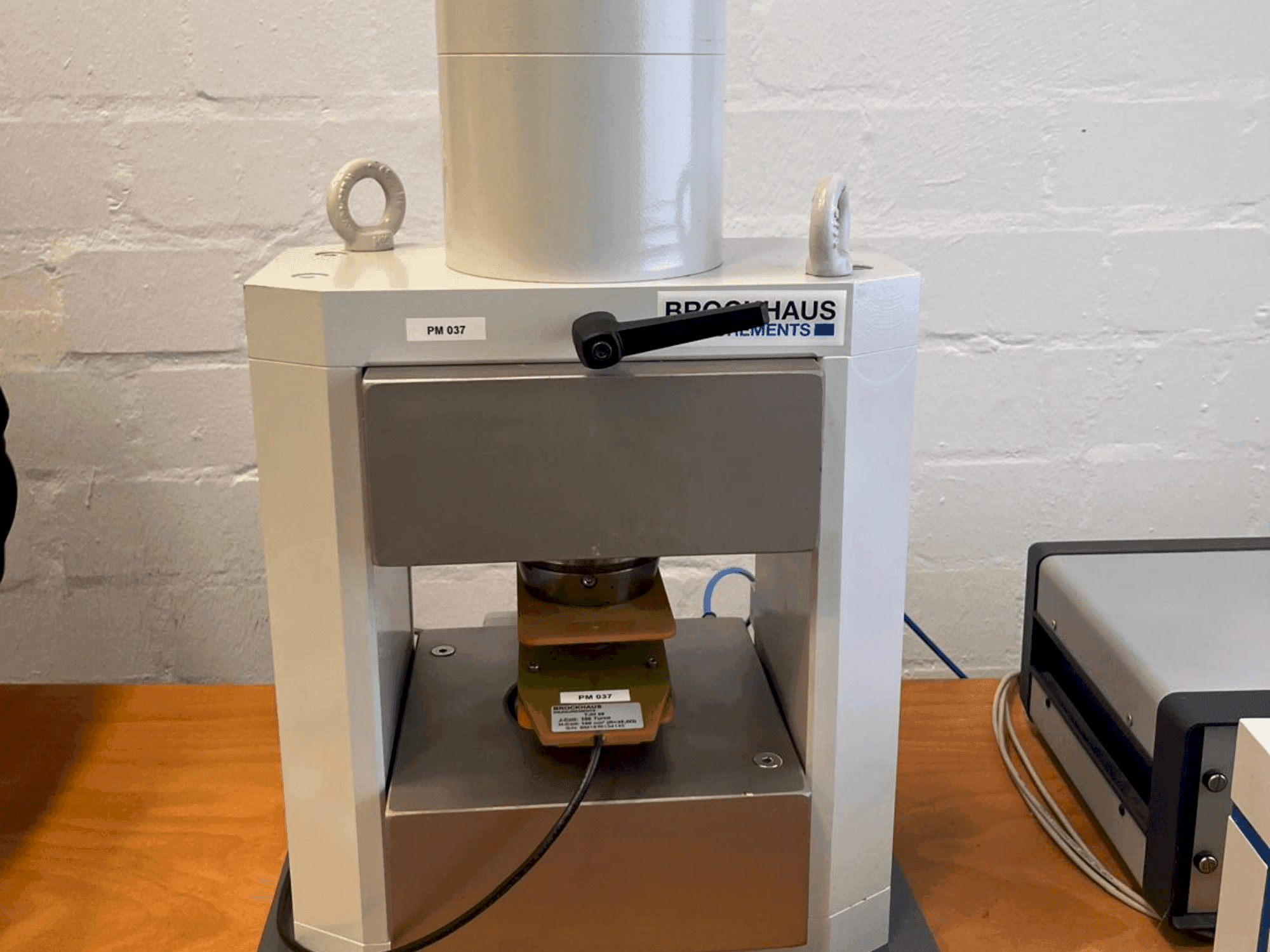 Вид станка BROCKHAUS HG200 D спереди