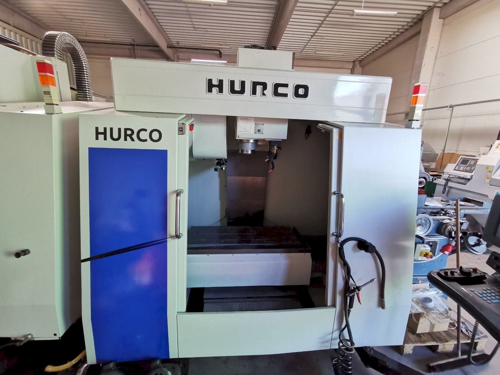 Вид станка Hurco BMC 30 спереди