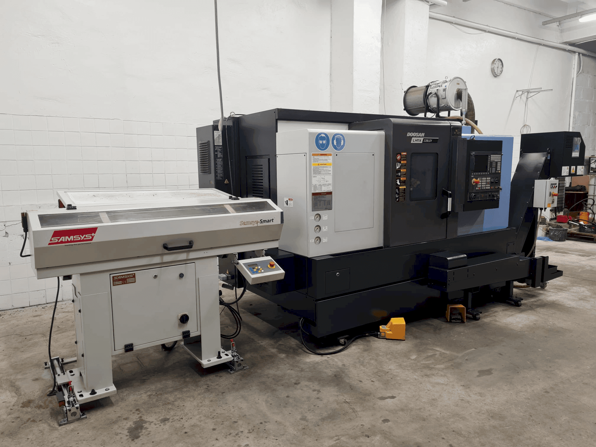 Вид станка DOOSAN LYNX 220 LSYC  спереди