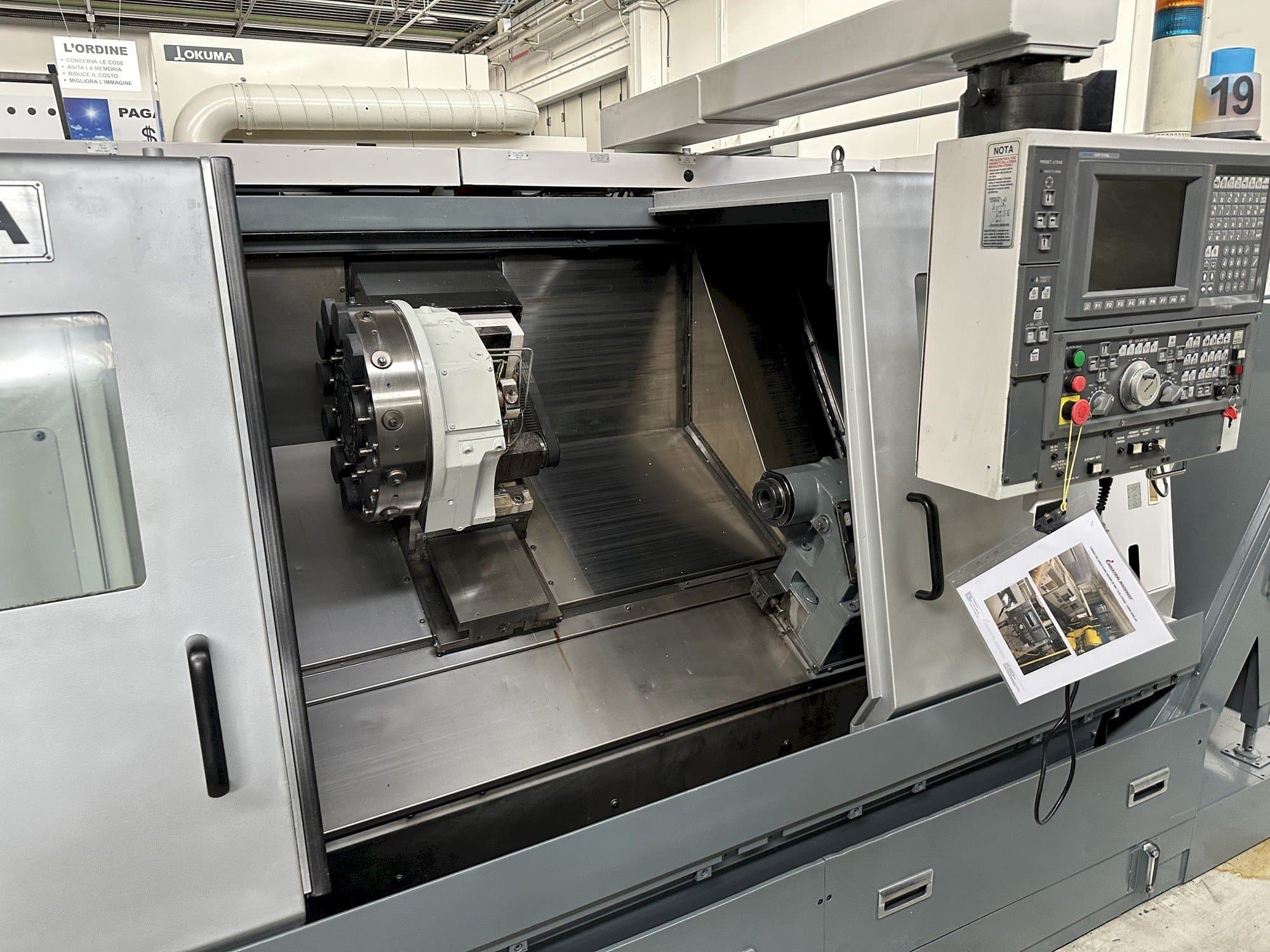 рабочее  помещени Okuma LB 300 MC  станка