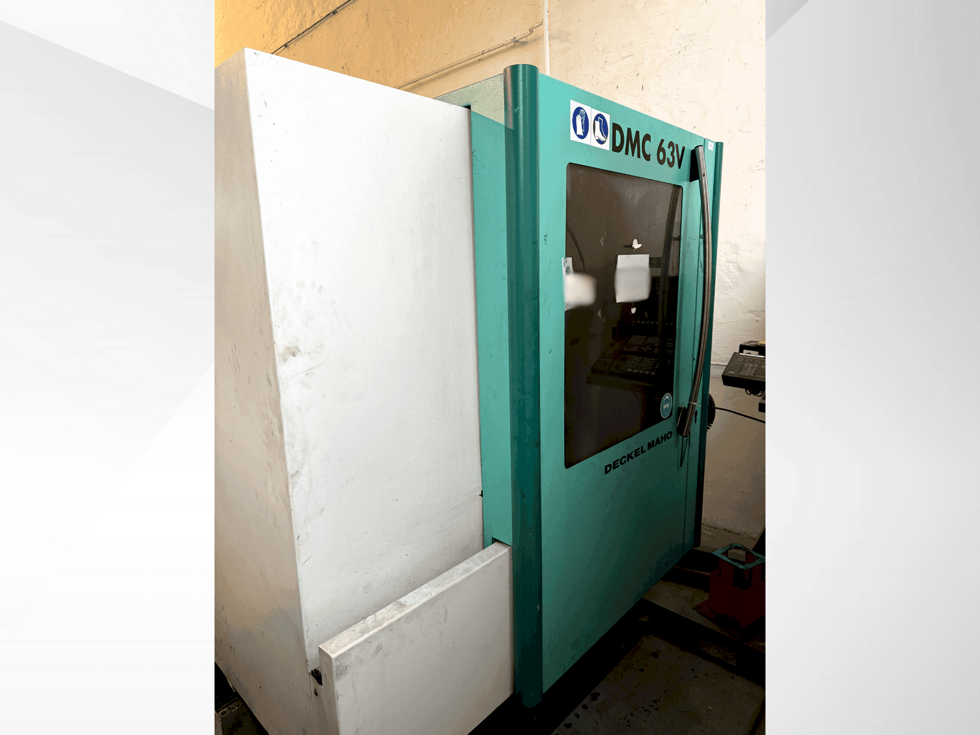 Вид станка DMG MORI Deckel Maho 63V спереди