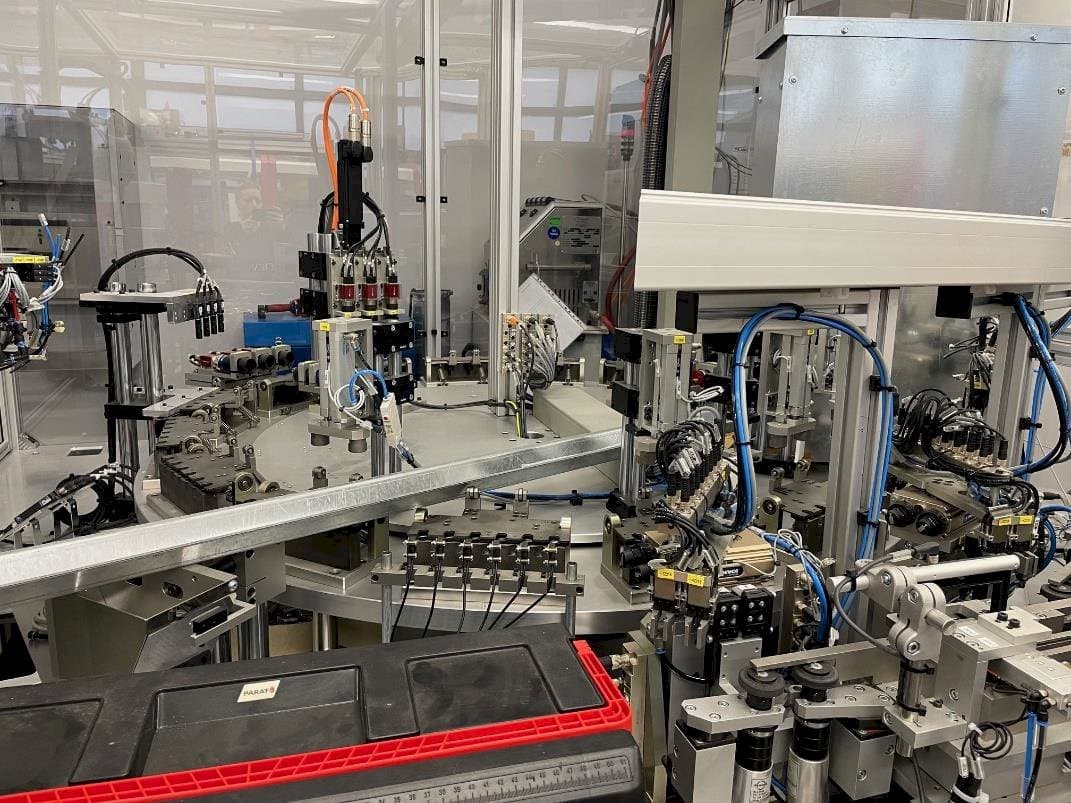 Вид станка TEAM AUTOMATION BERLIN Tattoo Needle Testing System спереди