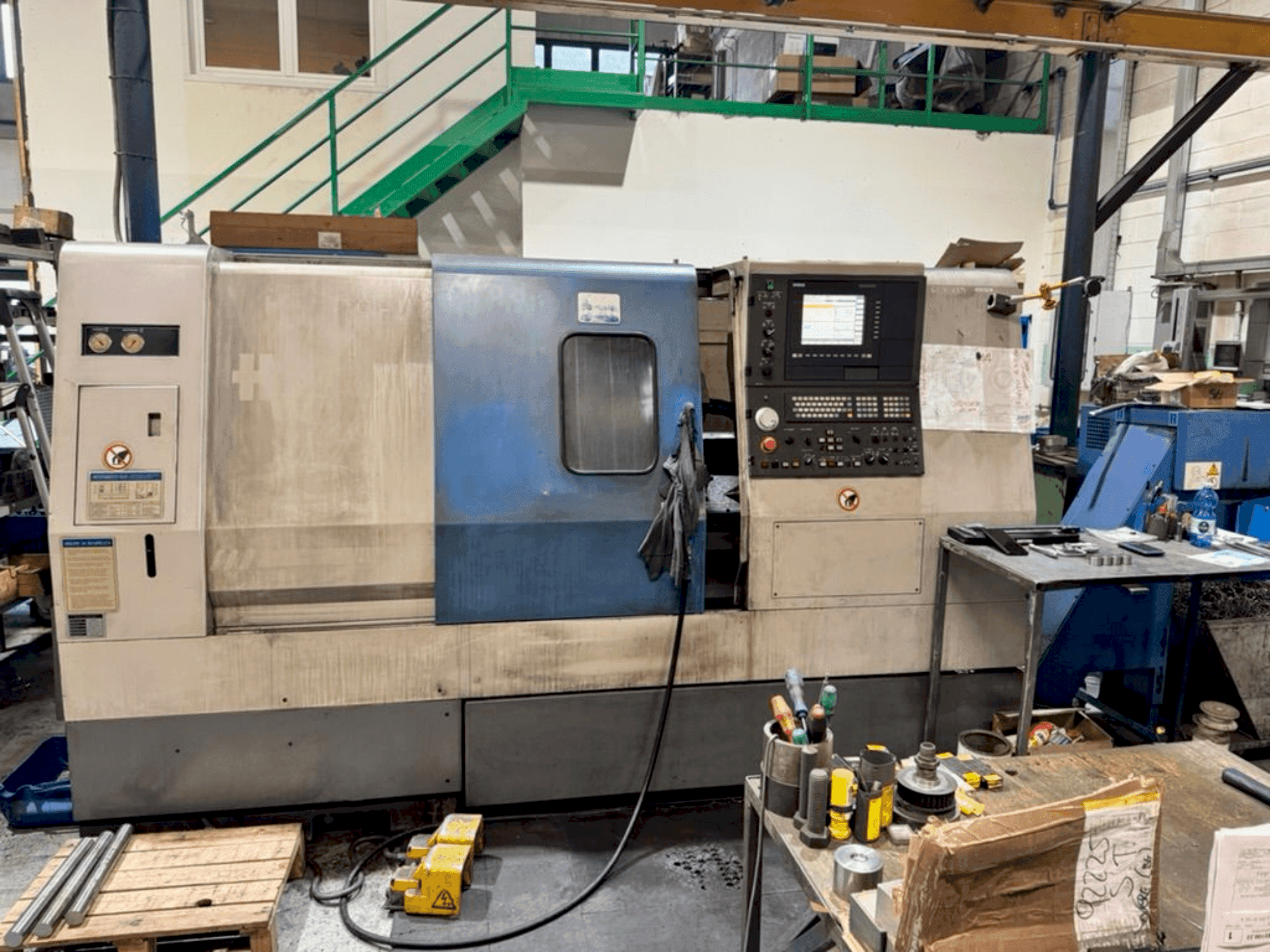 Вид станка Hyundai Hit 250C спереди