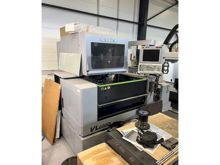 Вид станка Sodick VL600Q  спереди