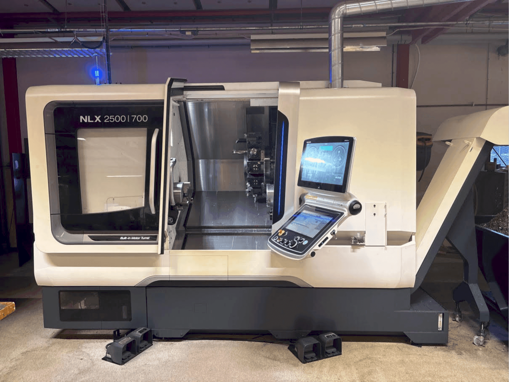 Вид станка DMG MORI NLX 2500-700 SY спереди