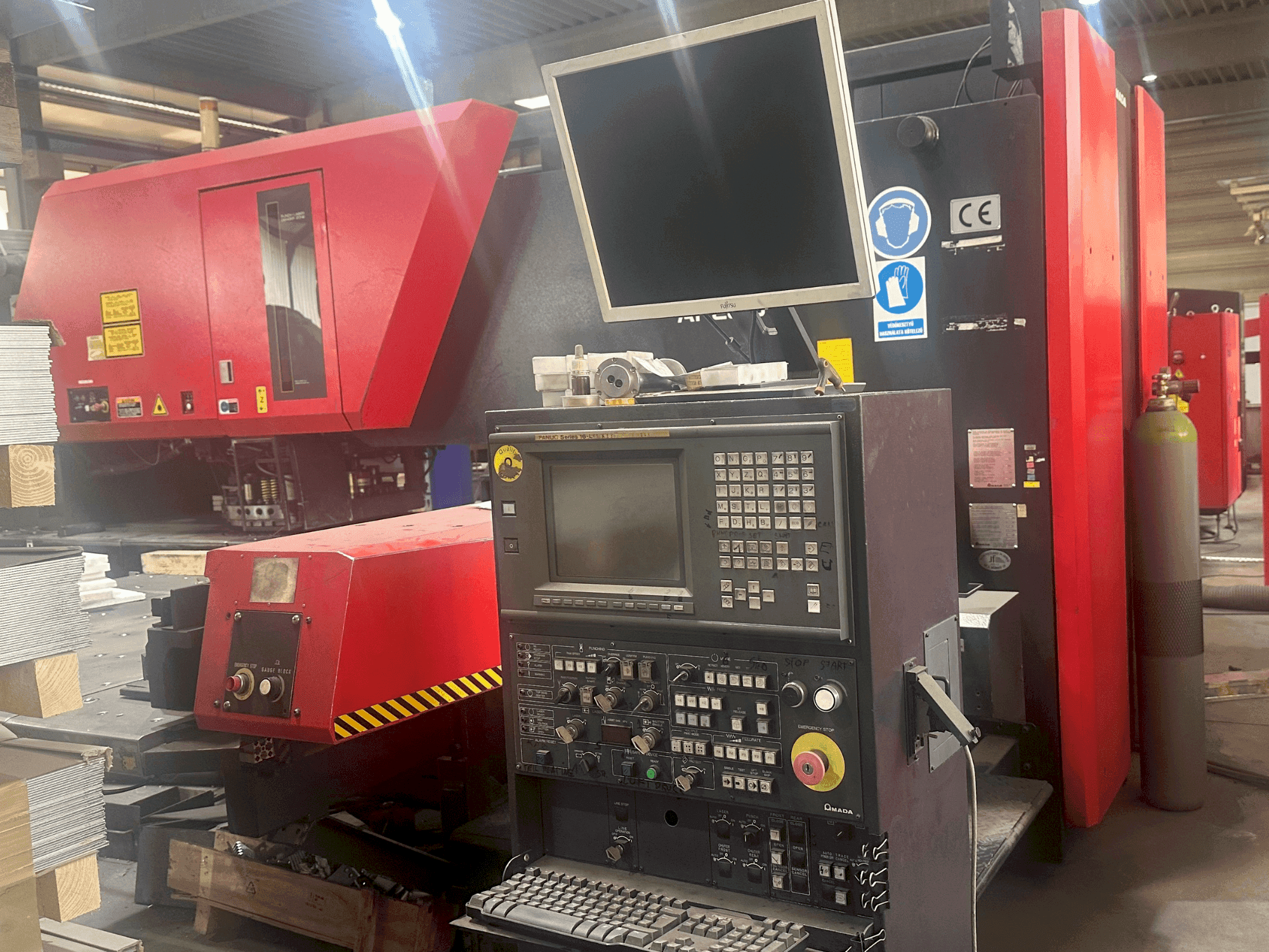 Вид станка AMADA Apelio III 2610V  спереди