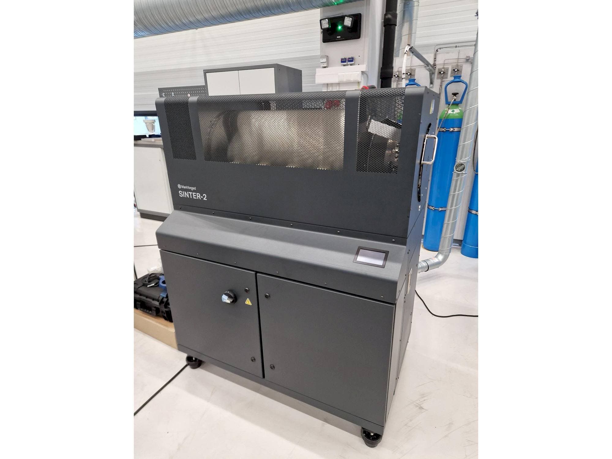 Вид станка MARKFORGED Metal X  спереди