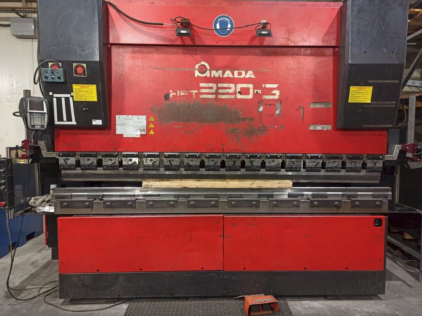Вид станка AMADA HFT 220-3 спереди