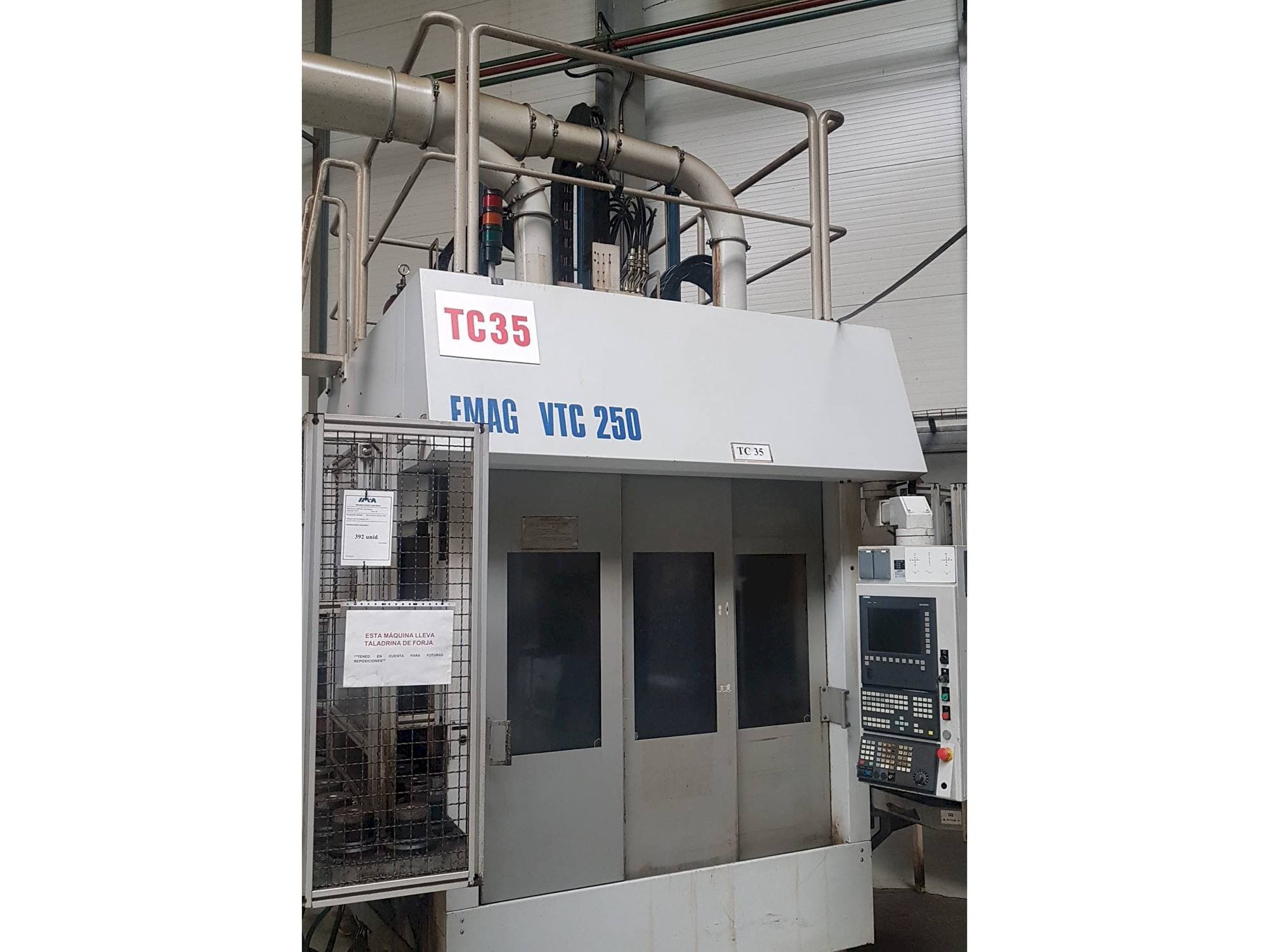 Вид станка EMAG VTC 250 спереди