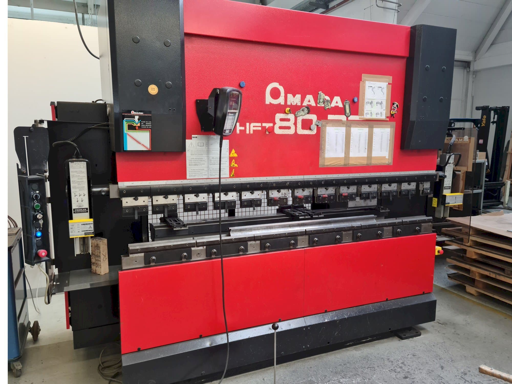 Вид станка AMADA HFT 80-25 спереди