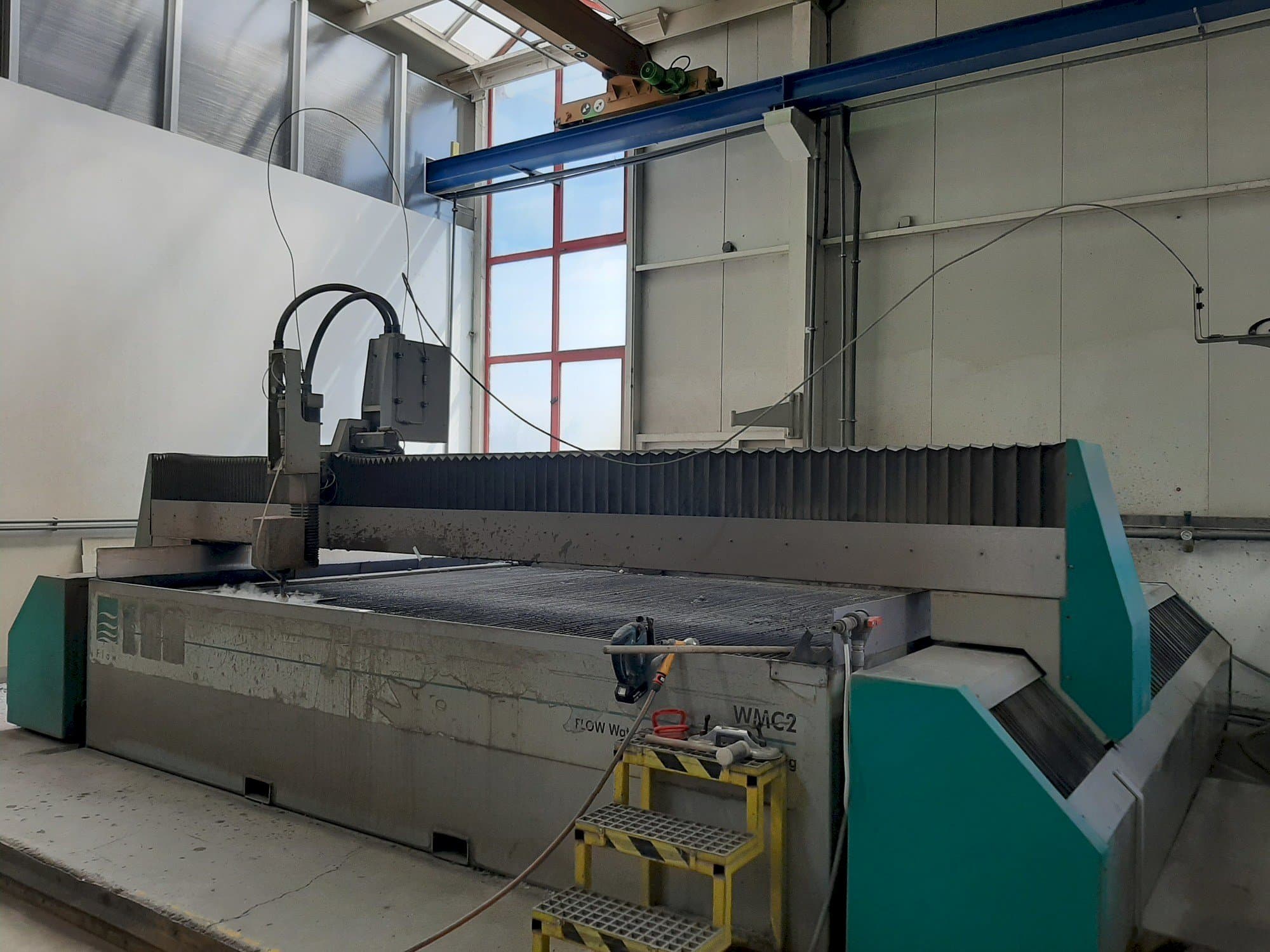 Вид станка Flow WMC2 4030 спереди