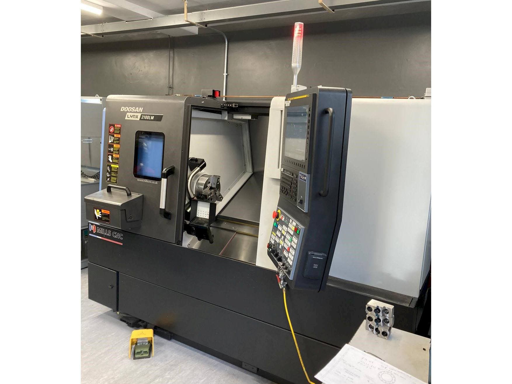 Вид станка Doosan Lynx 2100 LMB спереди