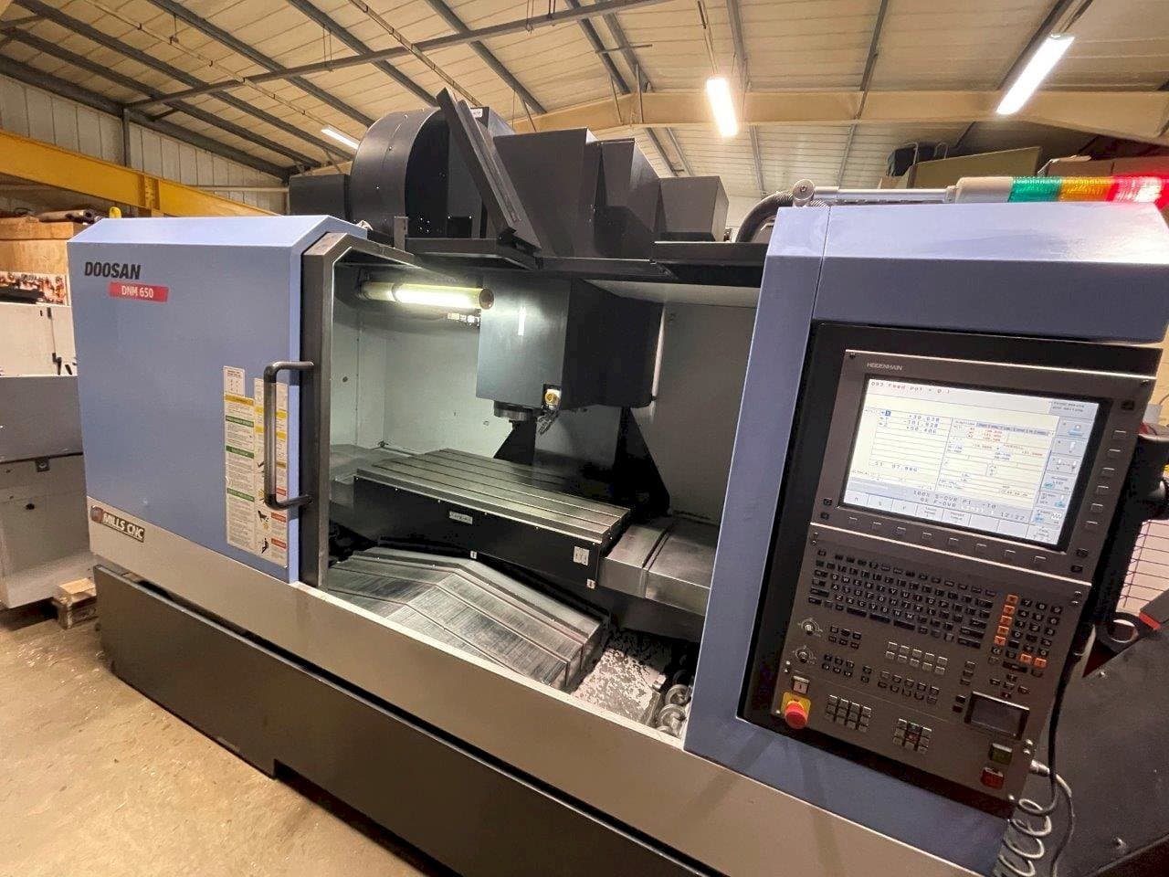 Вид станка Doosan DNM650 спереди