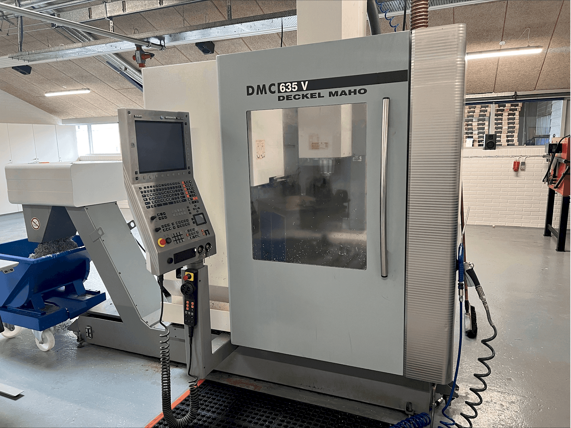 Вид  станка с DMG MORI DMC 635V  правой стороны