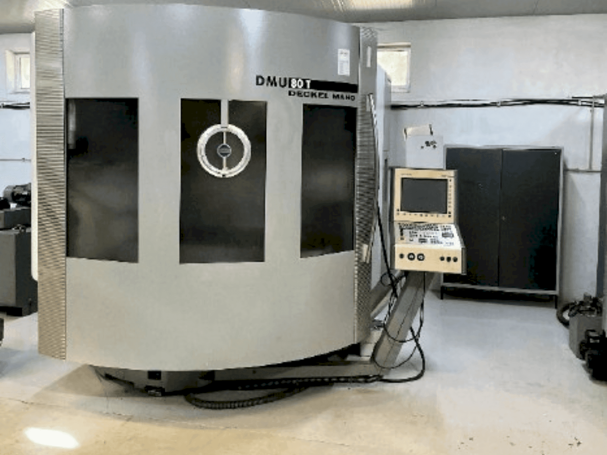 Вид станка DMG DECKEL MAHO DMU 80T  спереди