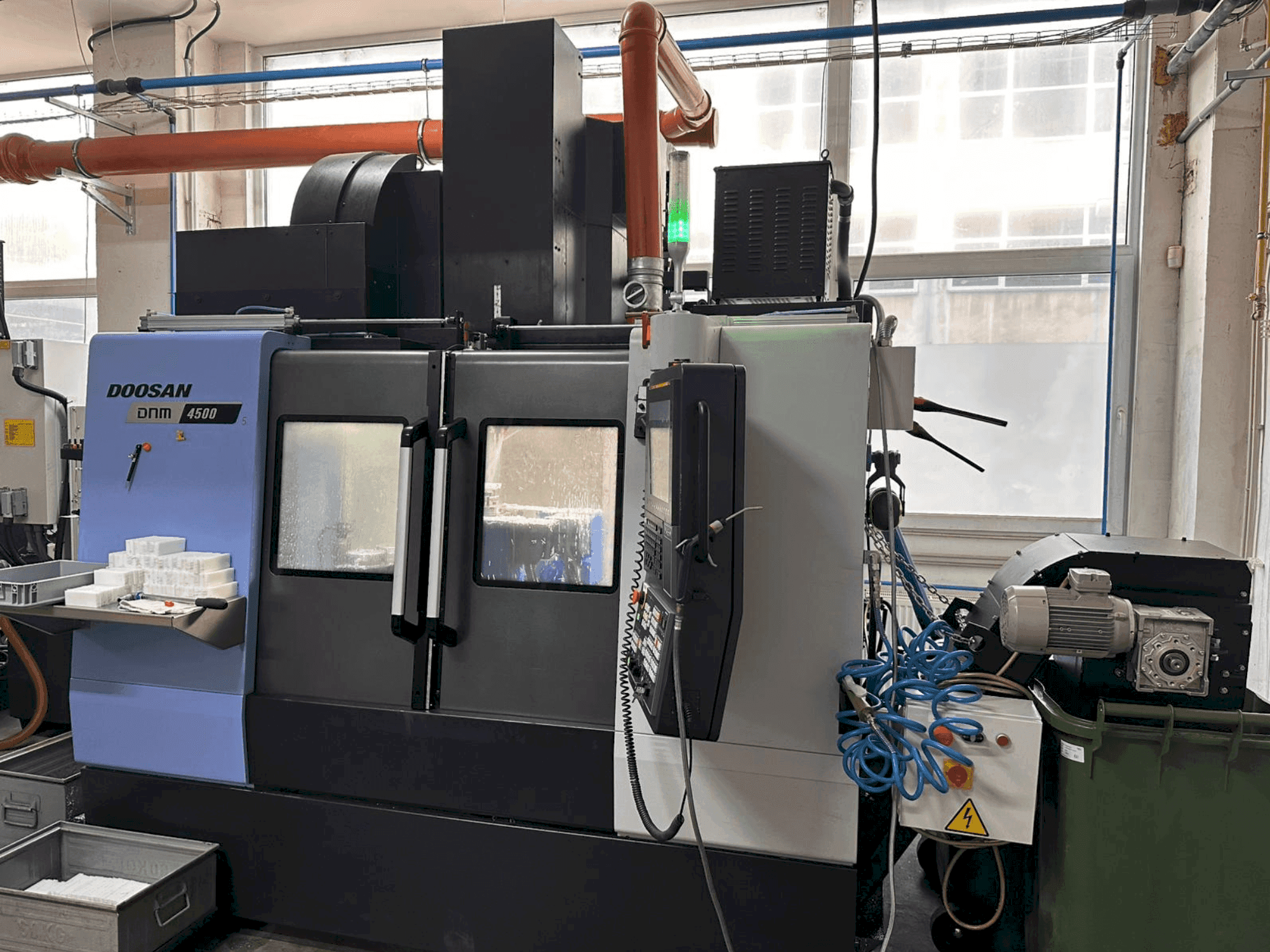Вид станка DOOSAN DNM 4500 спереди