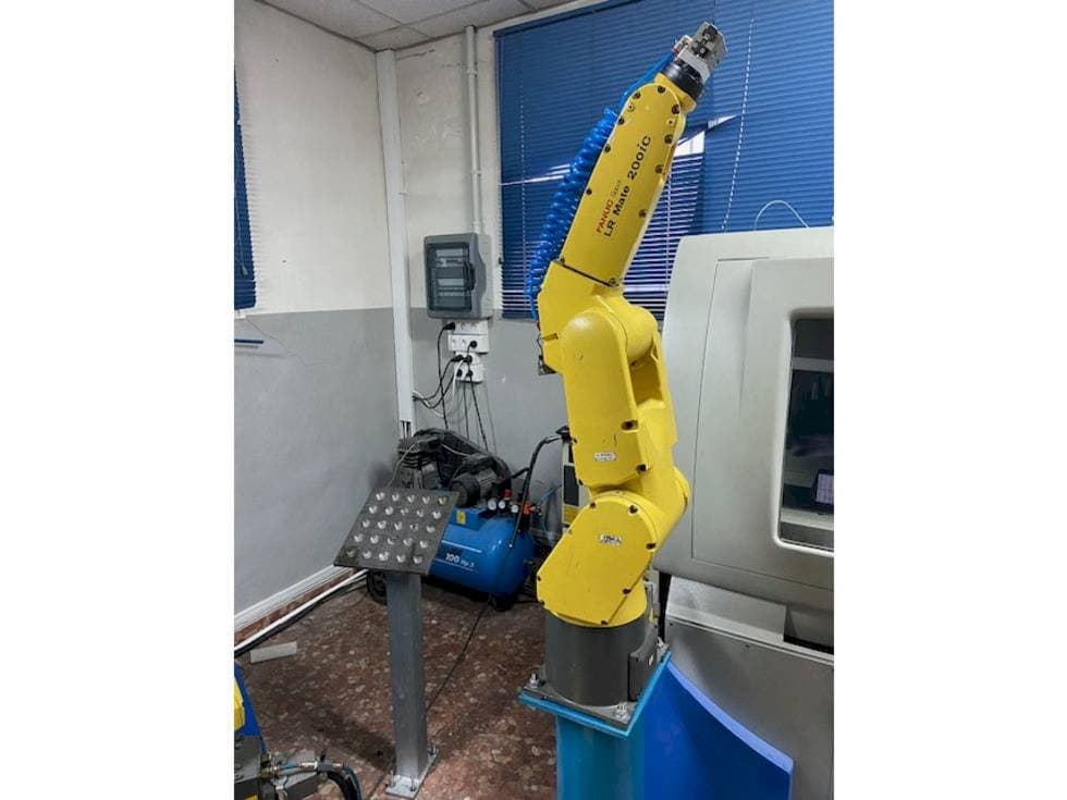 Вид станка FANUC LR MATE 200 ic спереди