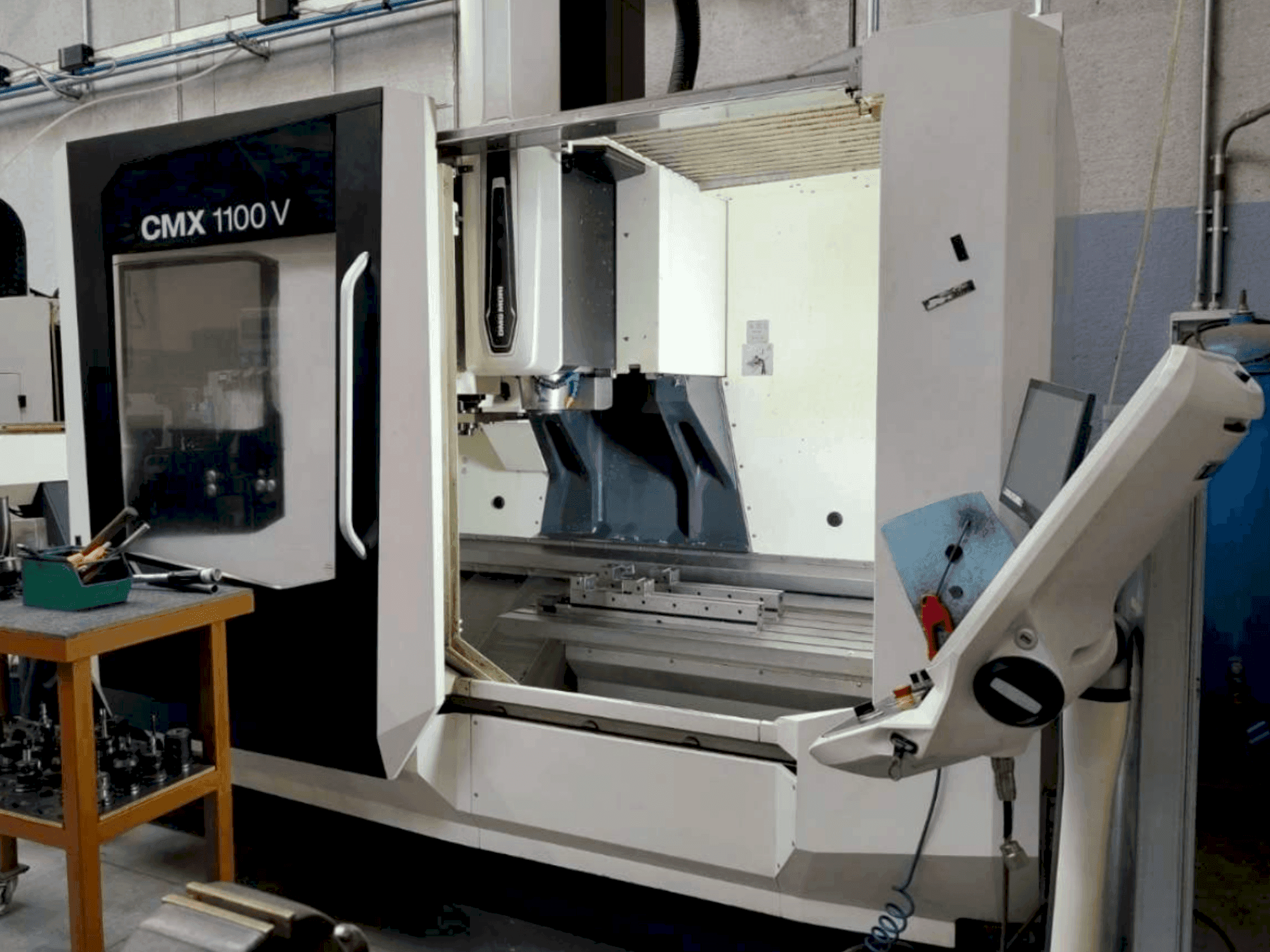 Вид станка DMG MORI CMX 1100V спереди