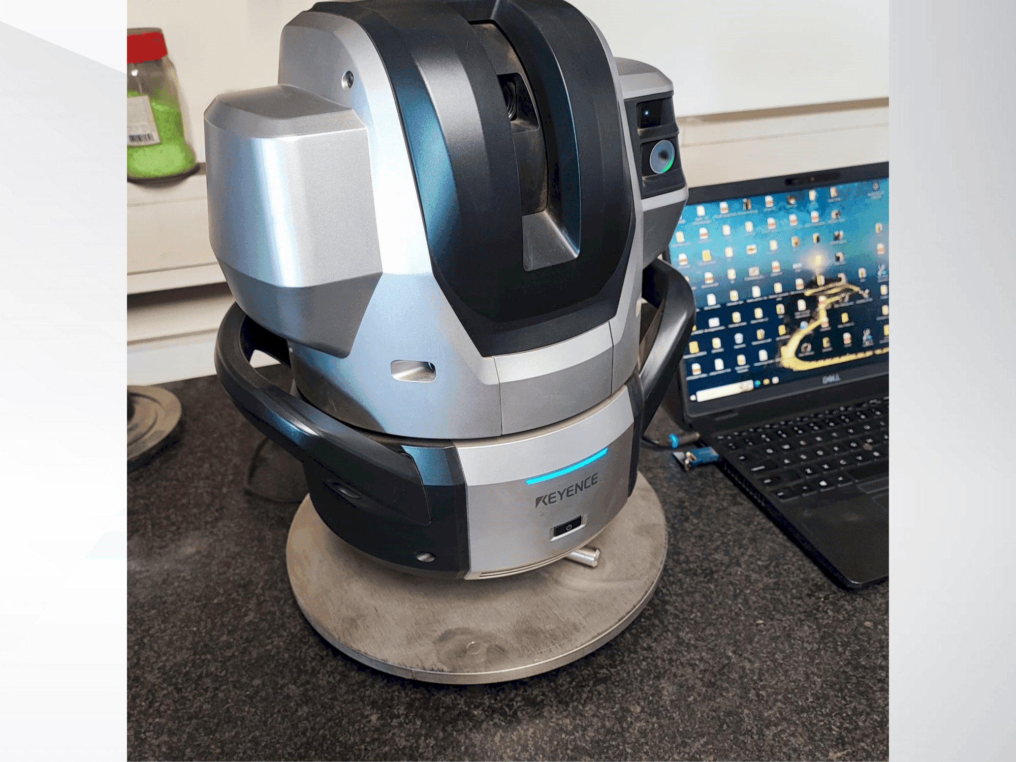 Вид станка KEYENCE WM 3000  спереди