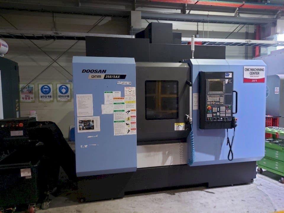 Вид станка Doosan DNM350/5AX спереди