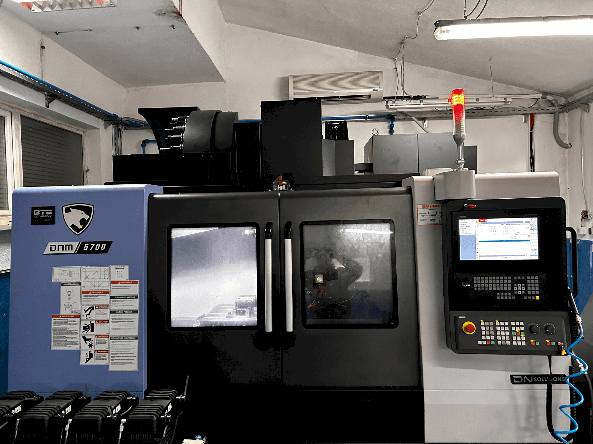 Вид станка DN SOLUTIONS DNM 5700 спереди