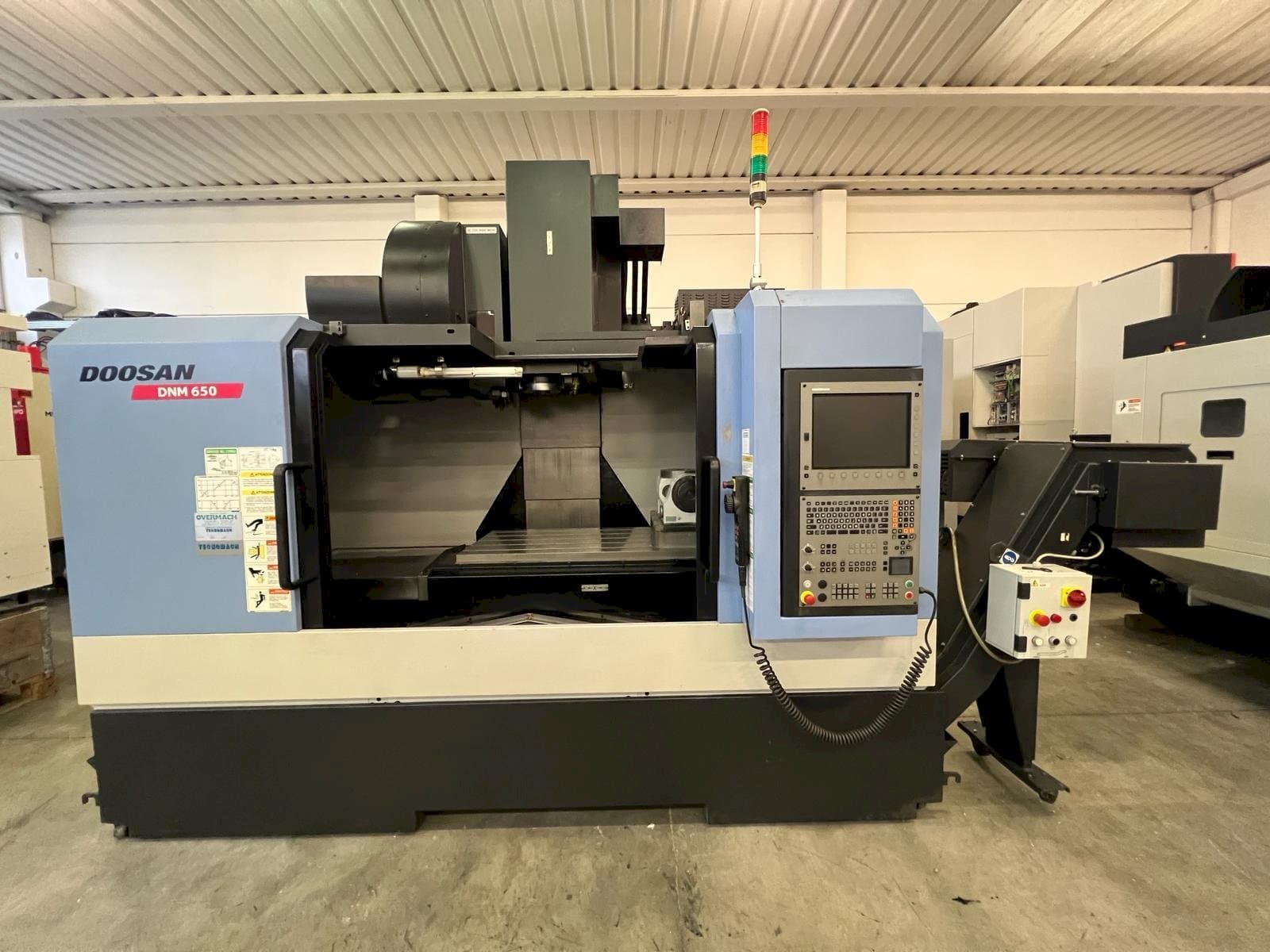 Вид станка DOOSAN DNM 650 спереди