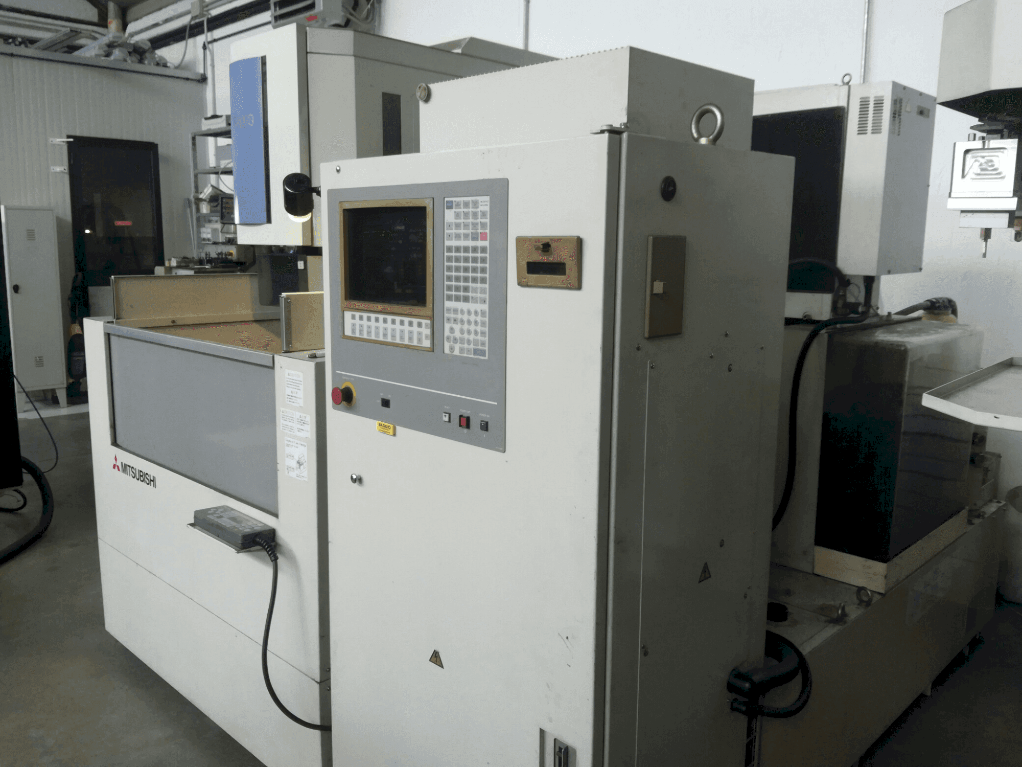 Вид станка Mitsubishi FX 20 спереди