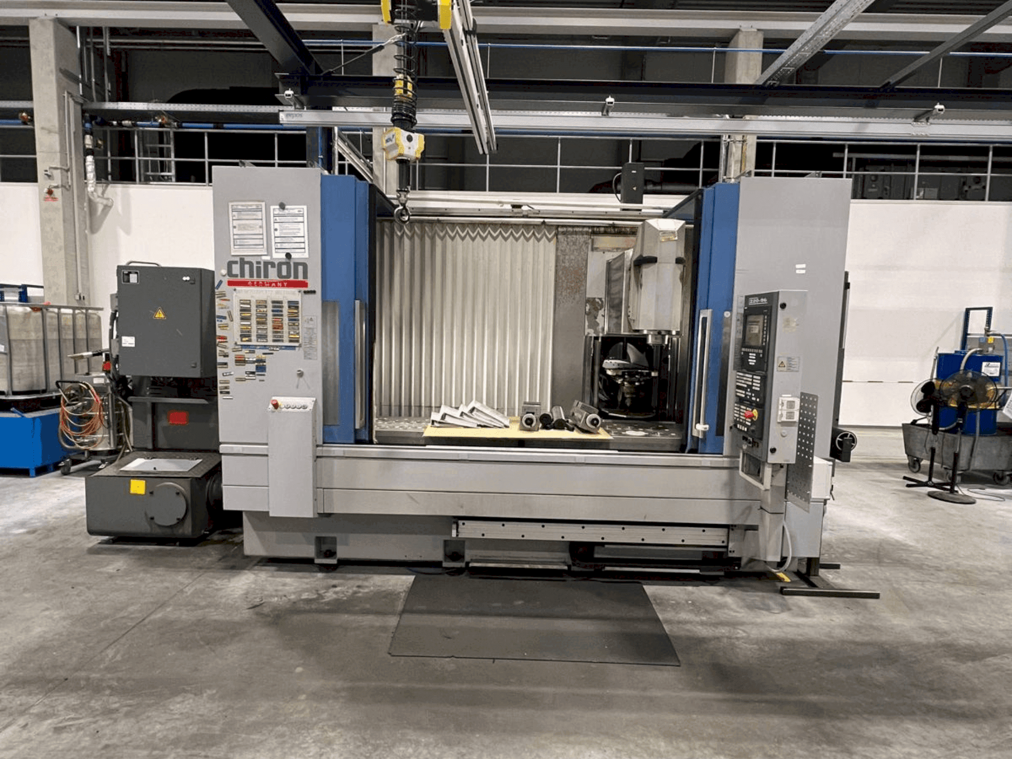 Вид станка CHIRON Mill 2000  спереди