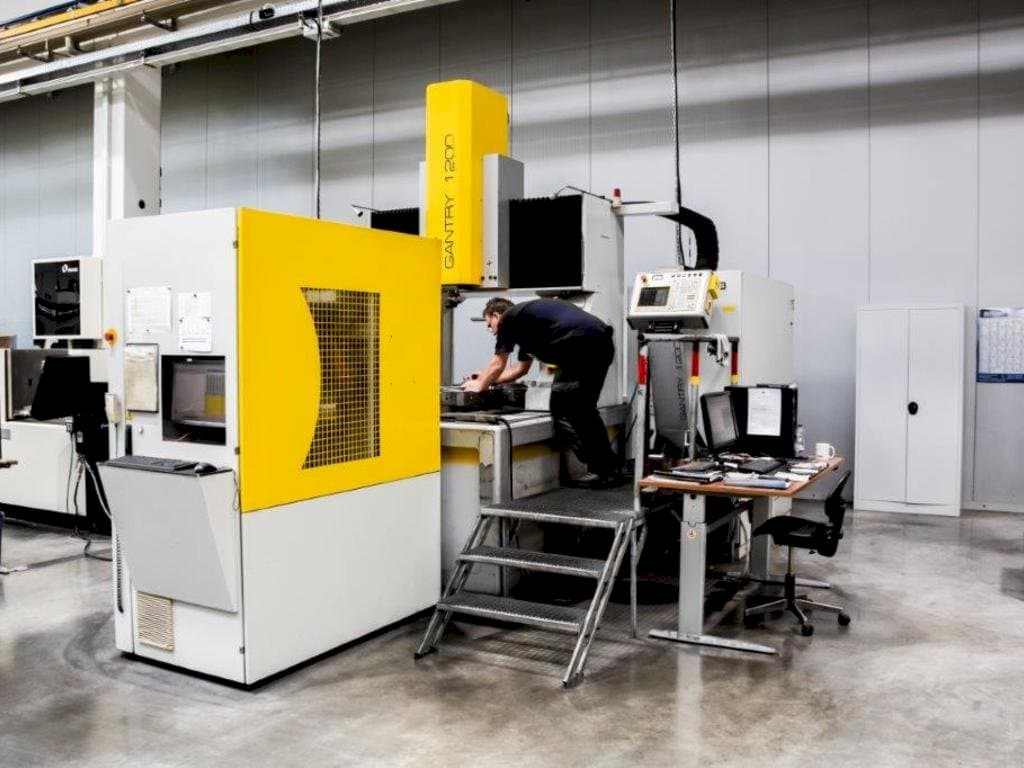 Вид станка OPS-INGERSOLL Gantry 1200 спереди