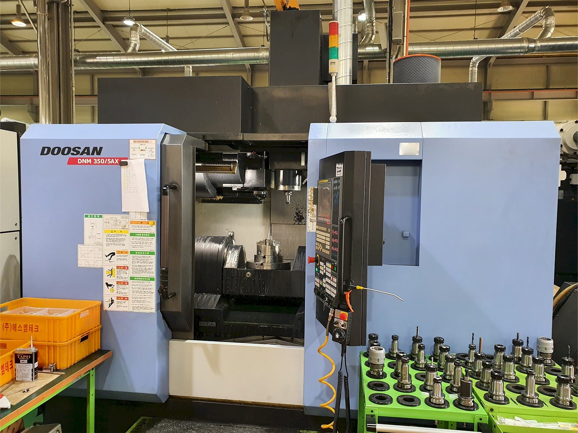 Вид станка Doosan DNM350/5AX спереди