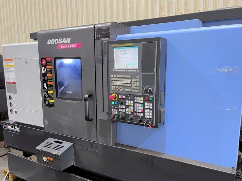 Вид станка Doosan Lynx 220LYC спереди