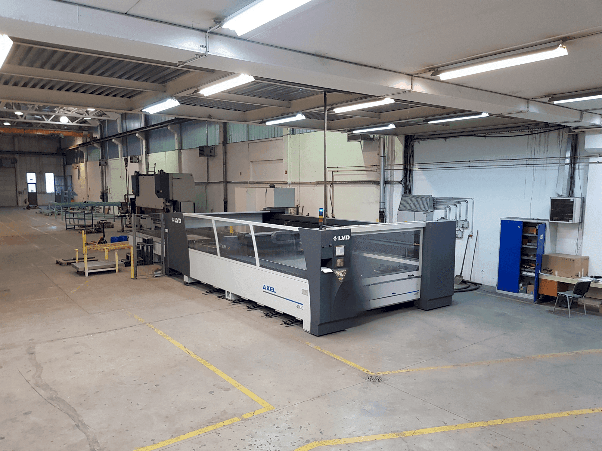 Вид станка LVD Axel 4020 спереди