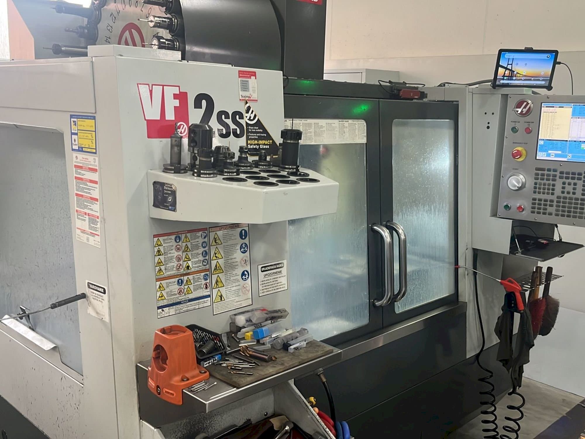 Вид станка HAAS VF-2SS спереди