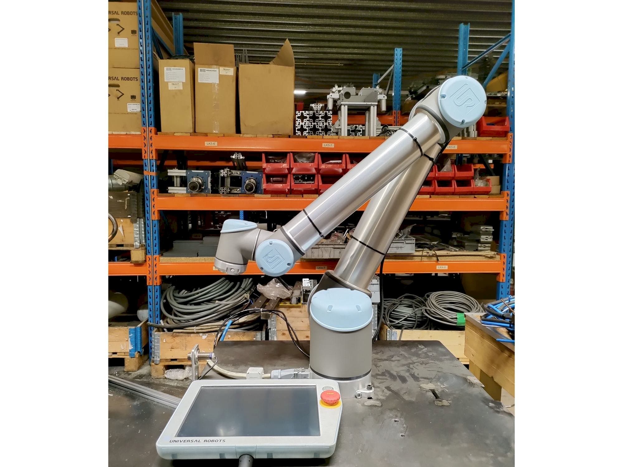 Вид станка Universal Robots UR10  спереди