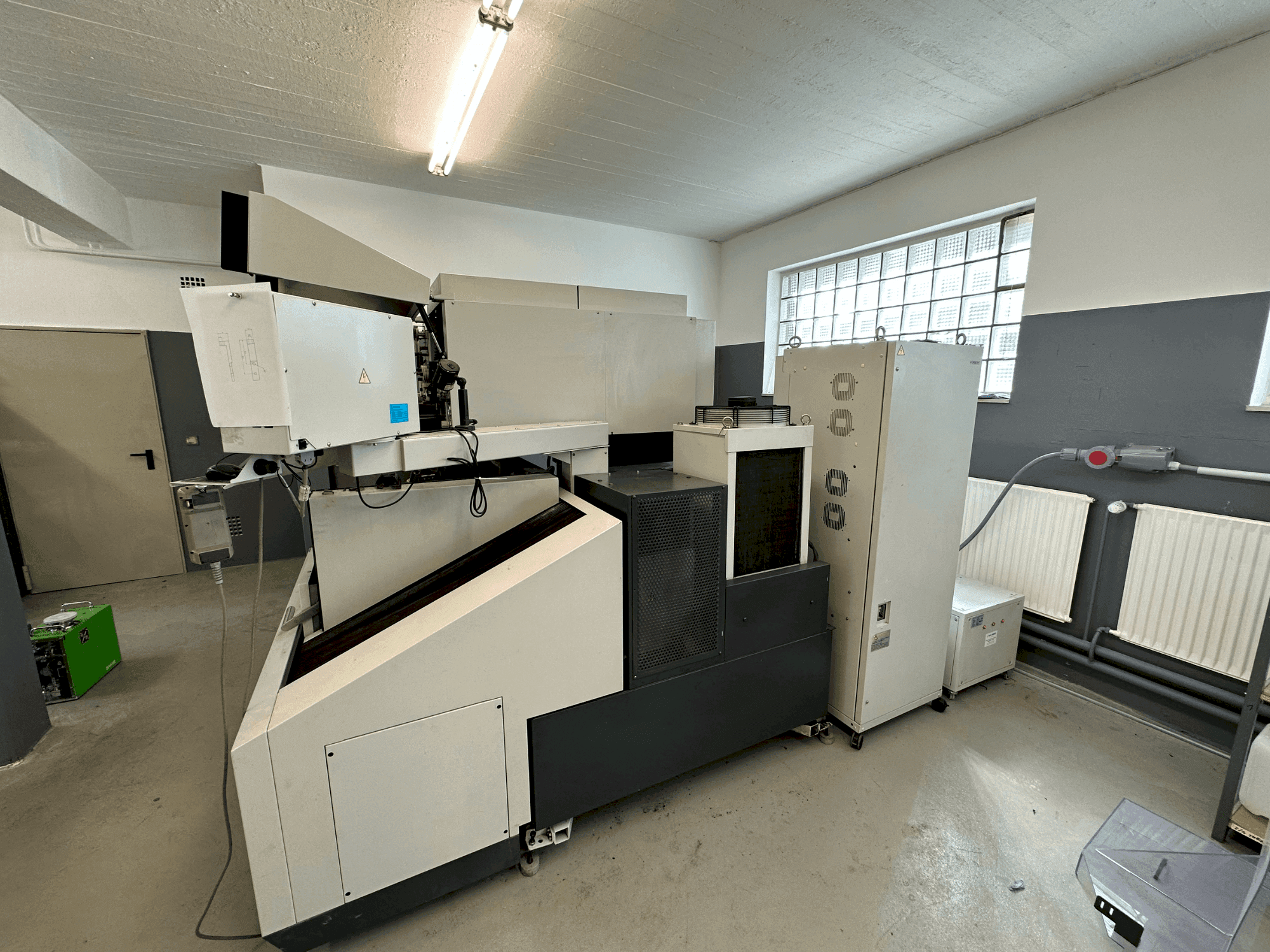 Вид станка Mitsubishi MV1200S  спереди