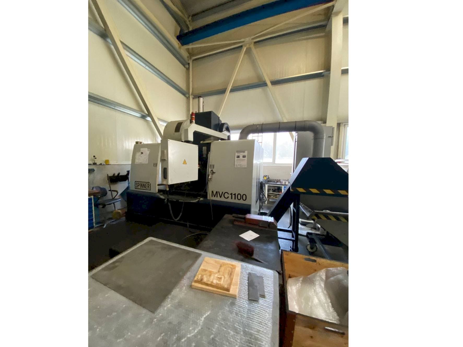 Вид станка SPINNER MVC 1100 B спереди