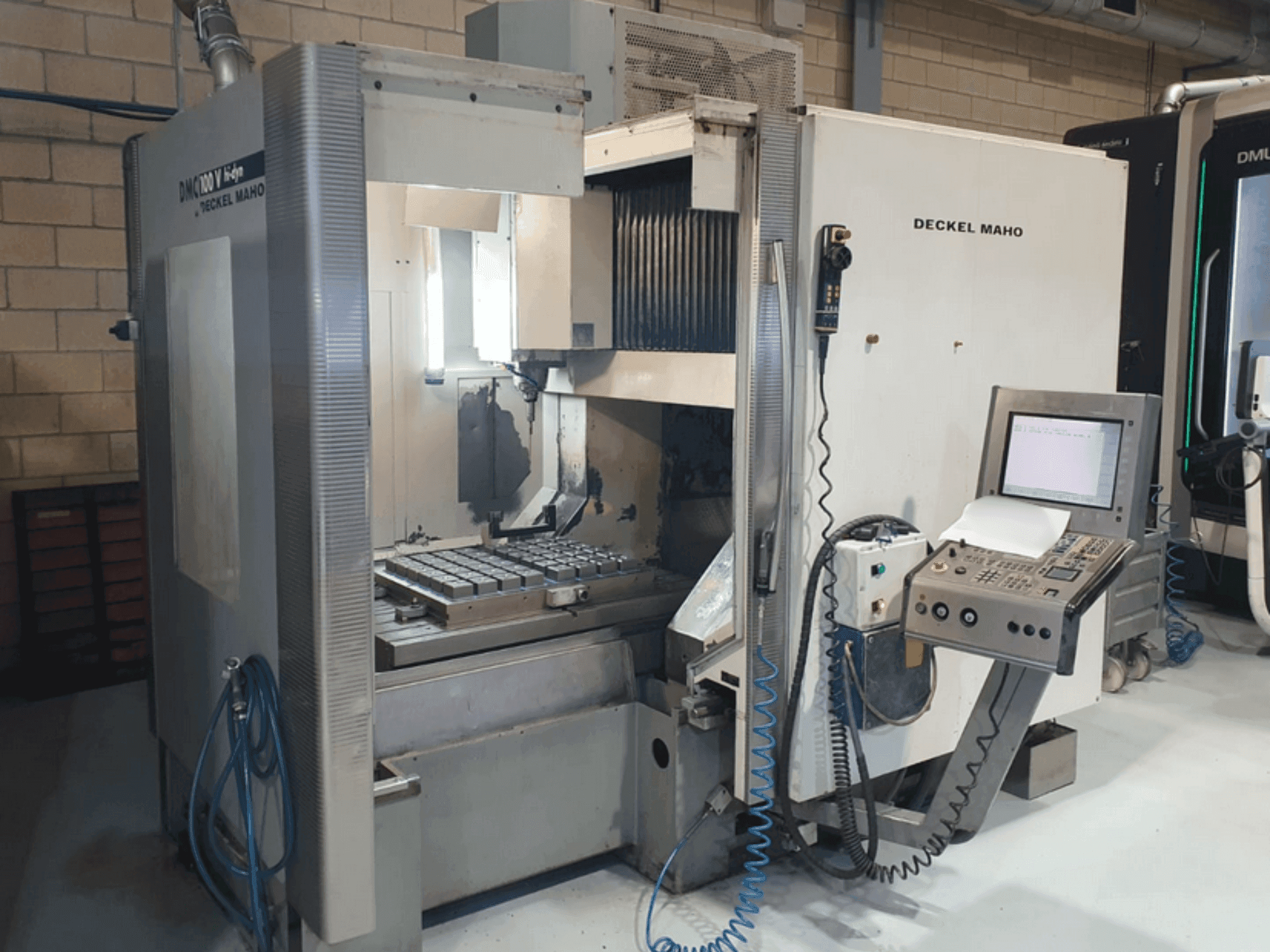 Вид станка DECKEL MAHO DMC 100V hi-dyn спереди