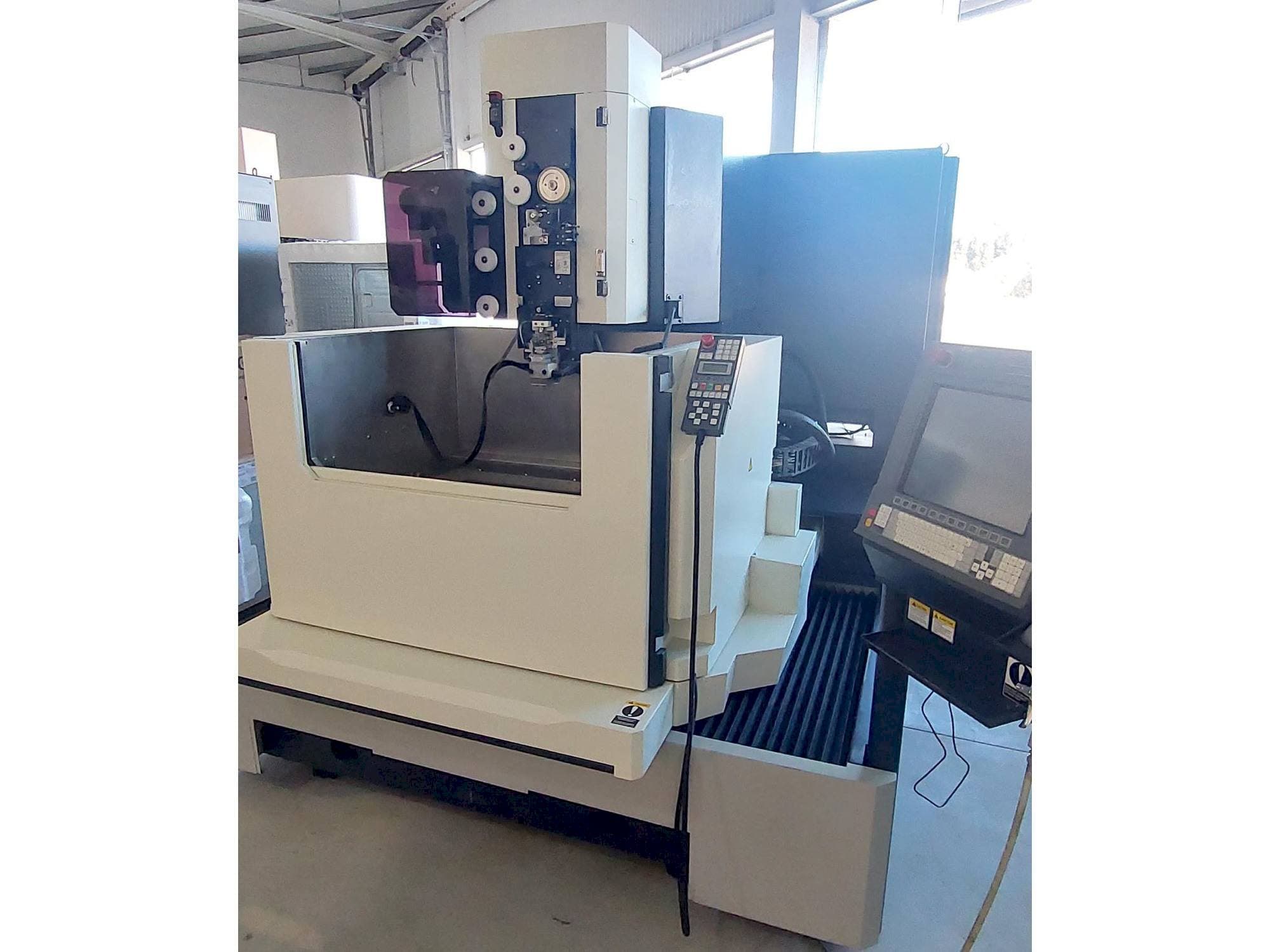 Вид станка Makino DUO 64  спереди