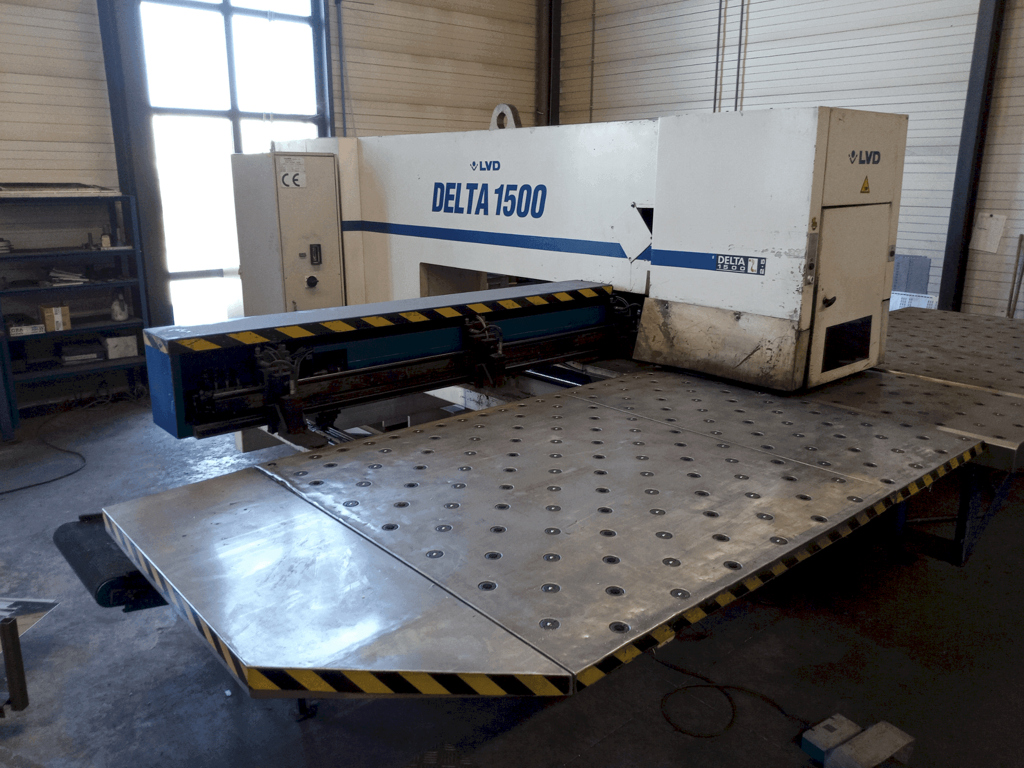 Вид станка LVD DELTA 1500 LB  спереди
