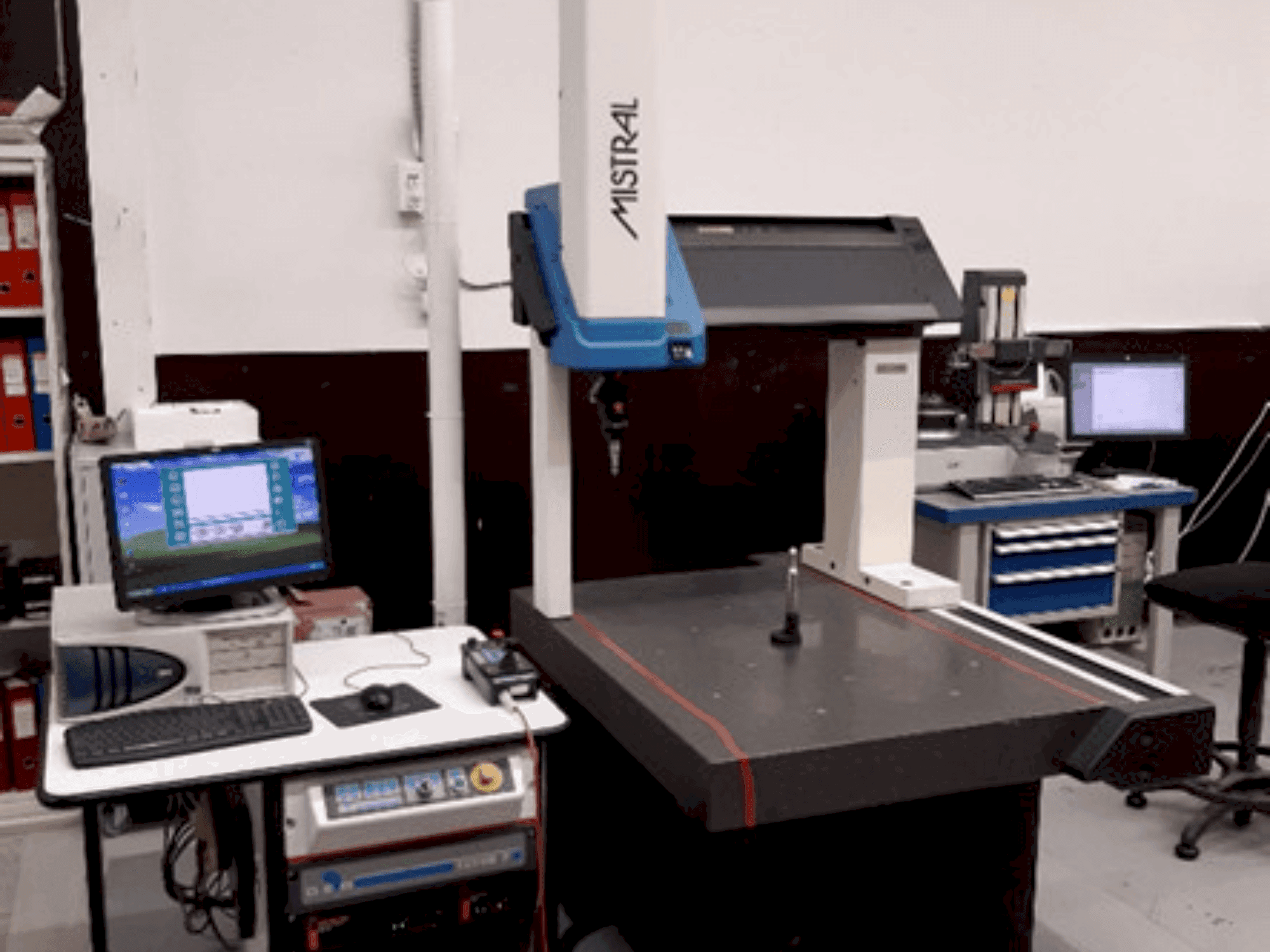 Вид станка DEA Mistral 070705  спереди