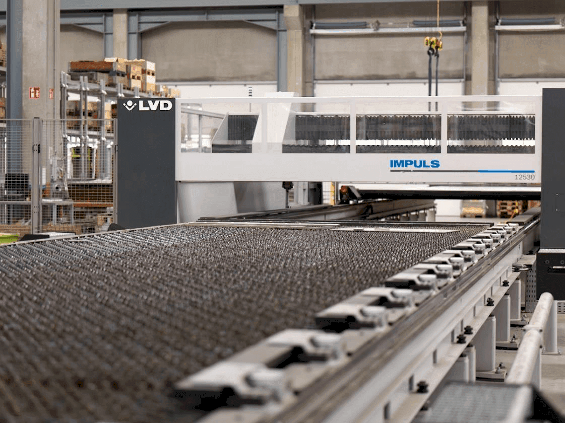 Вид станка LVD Impuls 12530 спереди