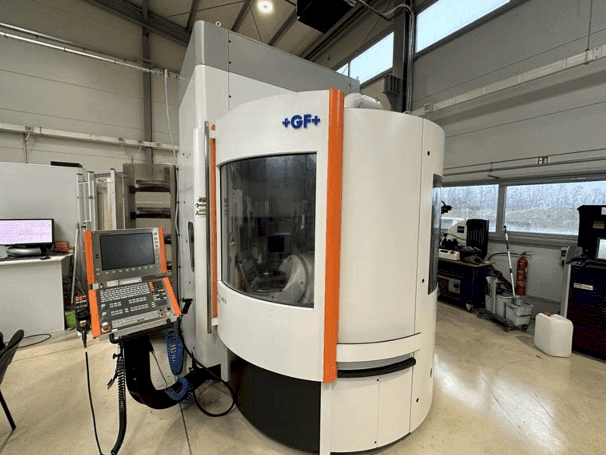 Вид станка MIKRON Mill S 600 U спереди