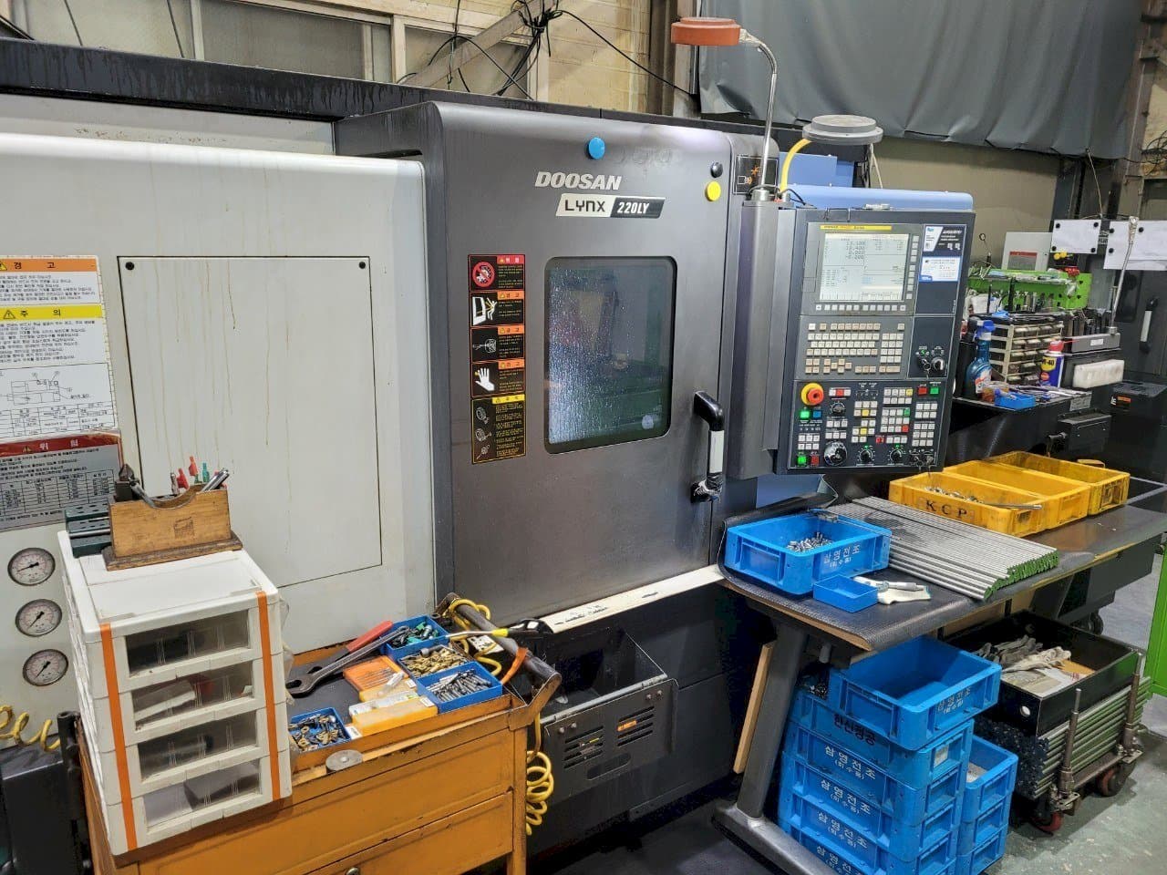 Вид станка Doosan LYNX220LYA спереди