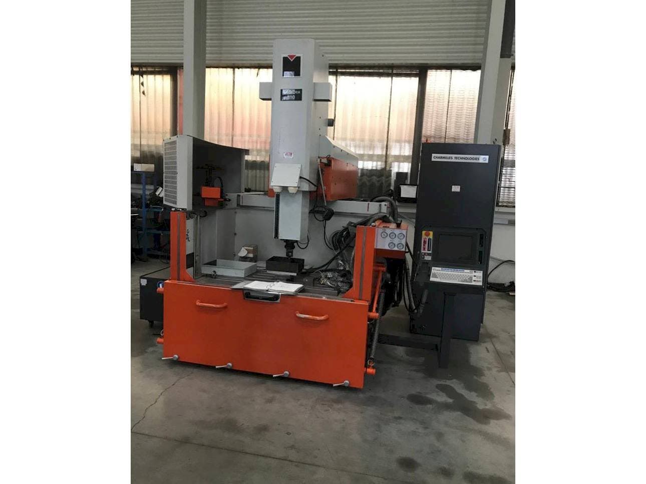 Вид станка CHARMILLES ROBOFORM 810 спереди