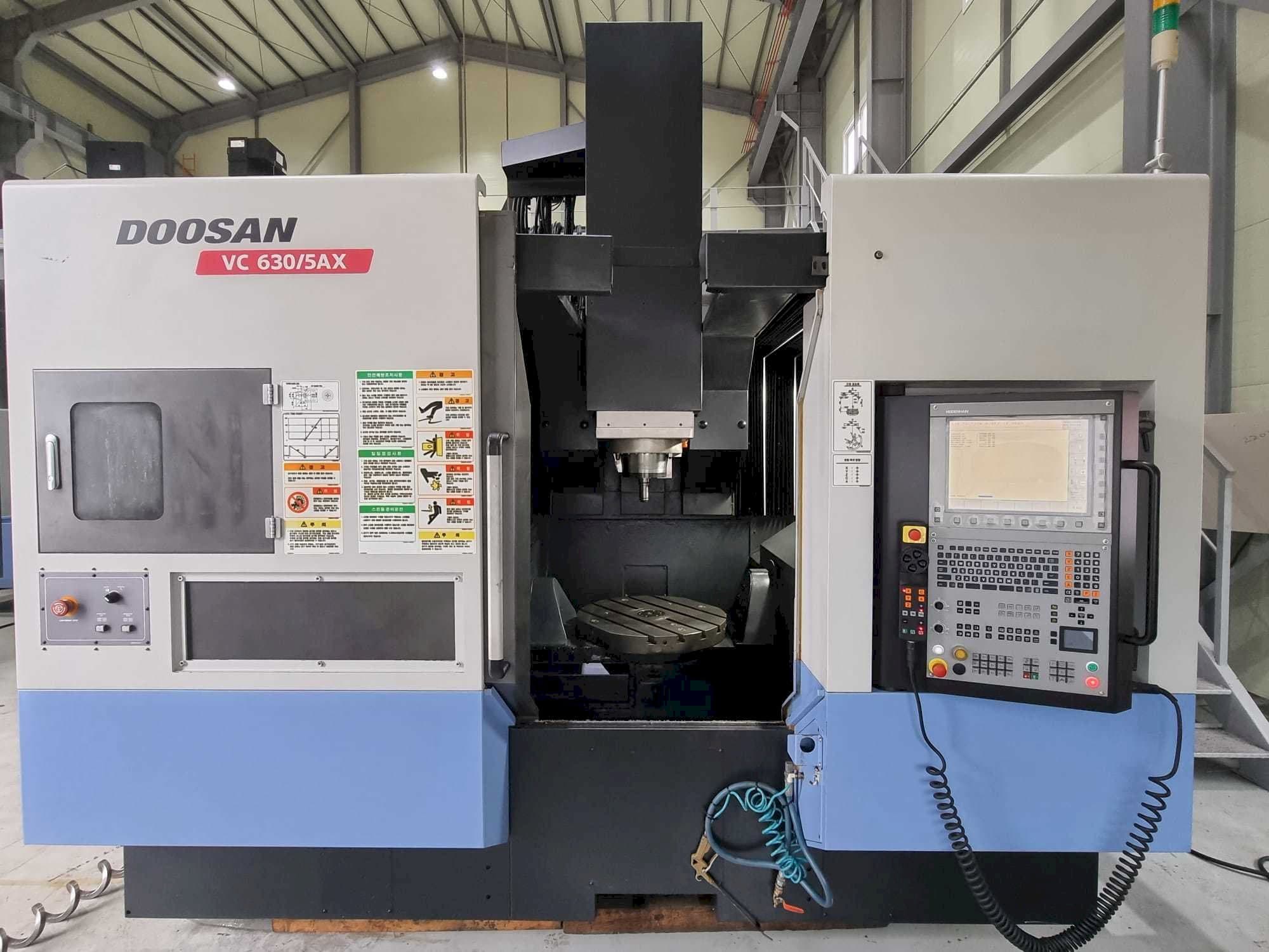 Вид станка Doosan VC630/5AX спереди