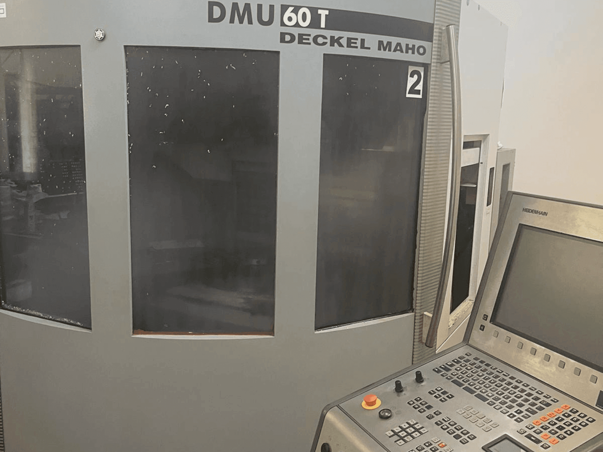 Вид станка DMG DECKEL MAHO DMU 60T  спереди
