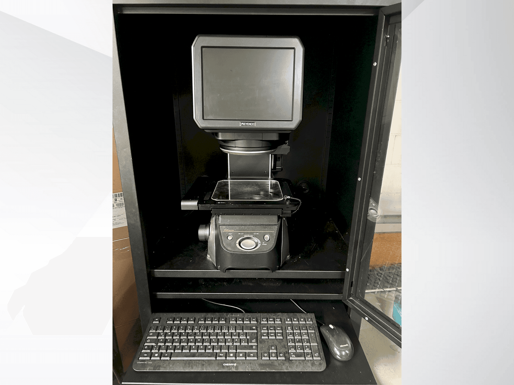 Вид станка KEYENCE IM 7020  спереди