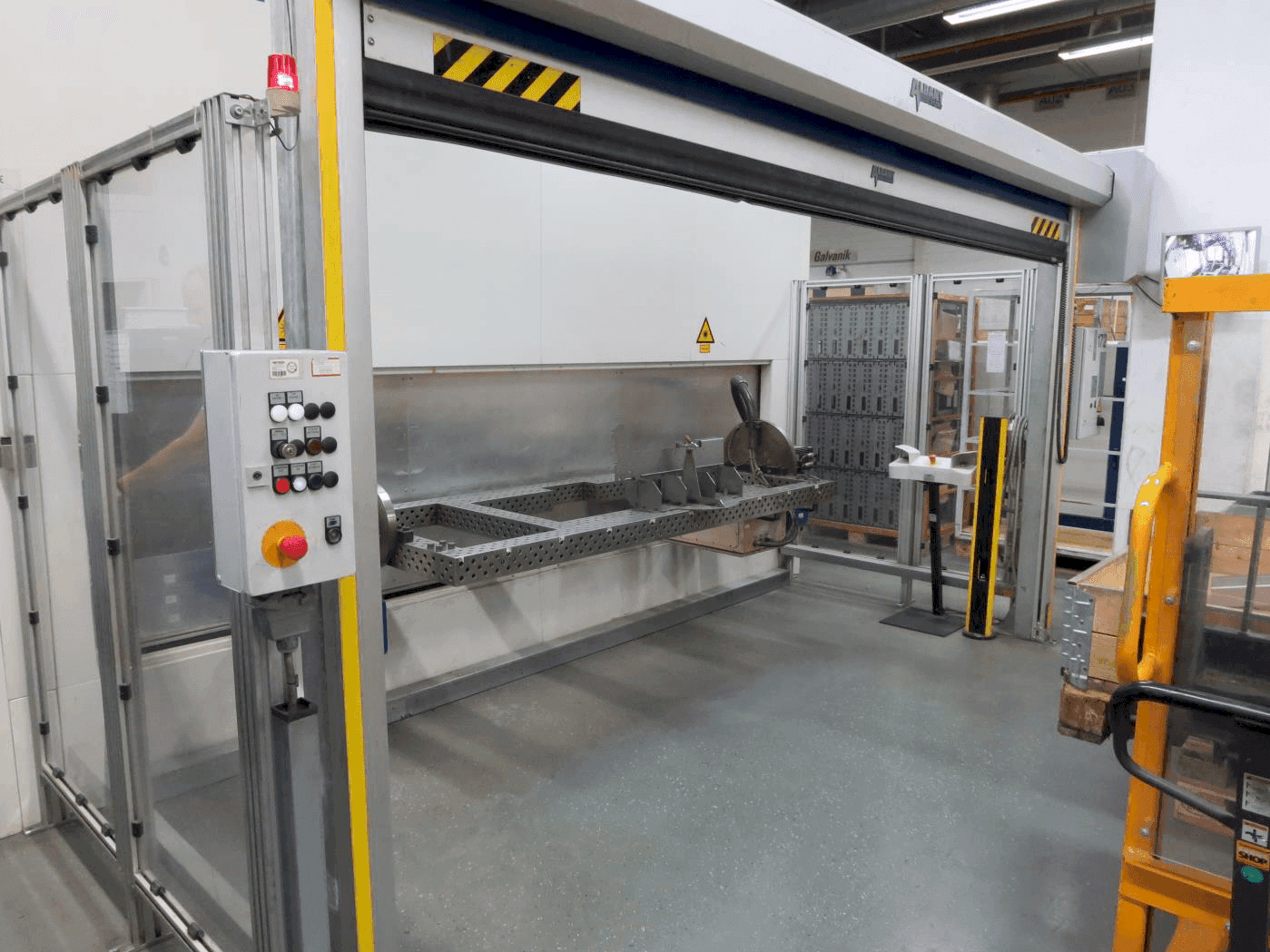 Вид станка TRUMPF TruLaser Robot 5020 спереди