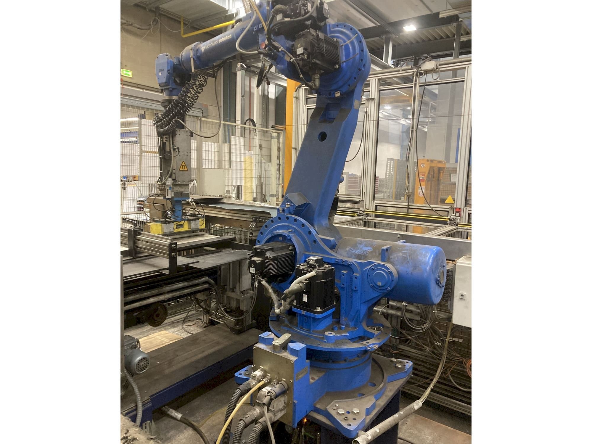 Вид станка Yaskawa Motoman ES165 спереди