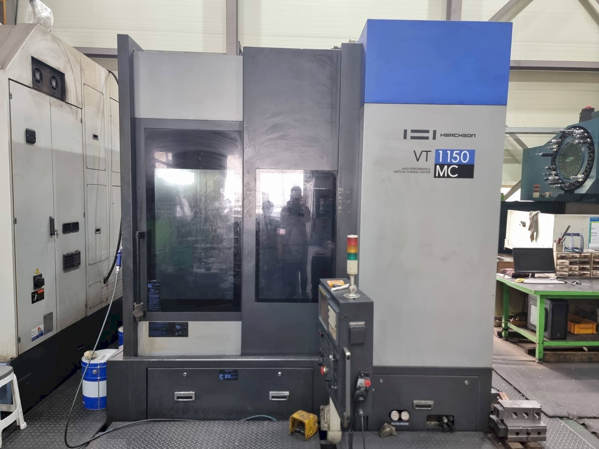 Вид станка HWACHEON VT1150MC спереди